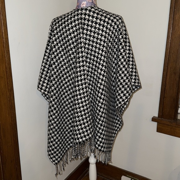 Black And White Wrap Sweater Echo - Picture 2 of 3